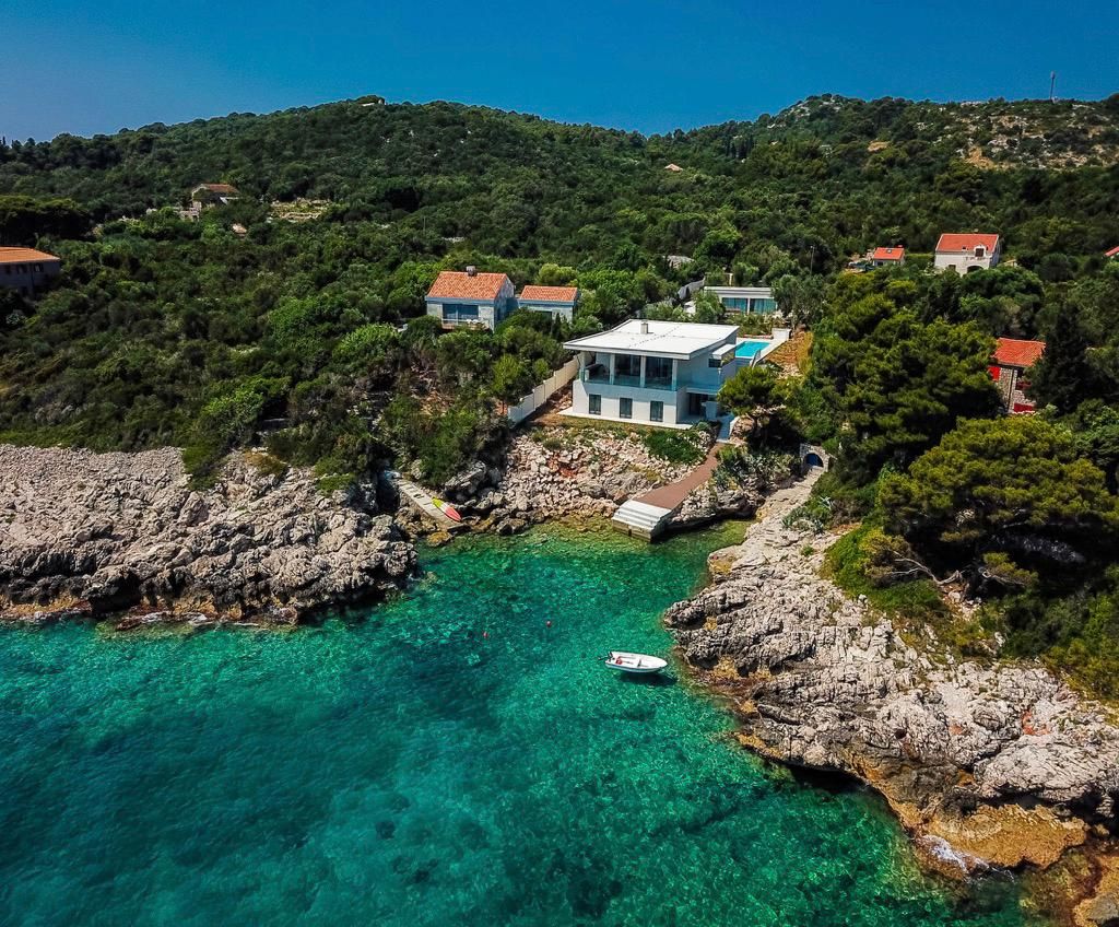 Villa moderna e exclusiva à beira-mar com entrada privativa para a praia na Ilha Koločep