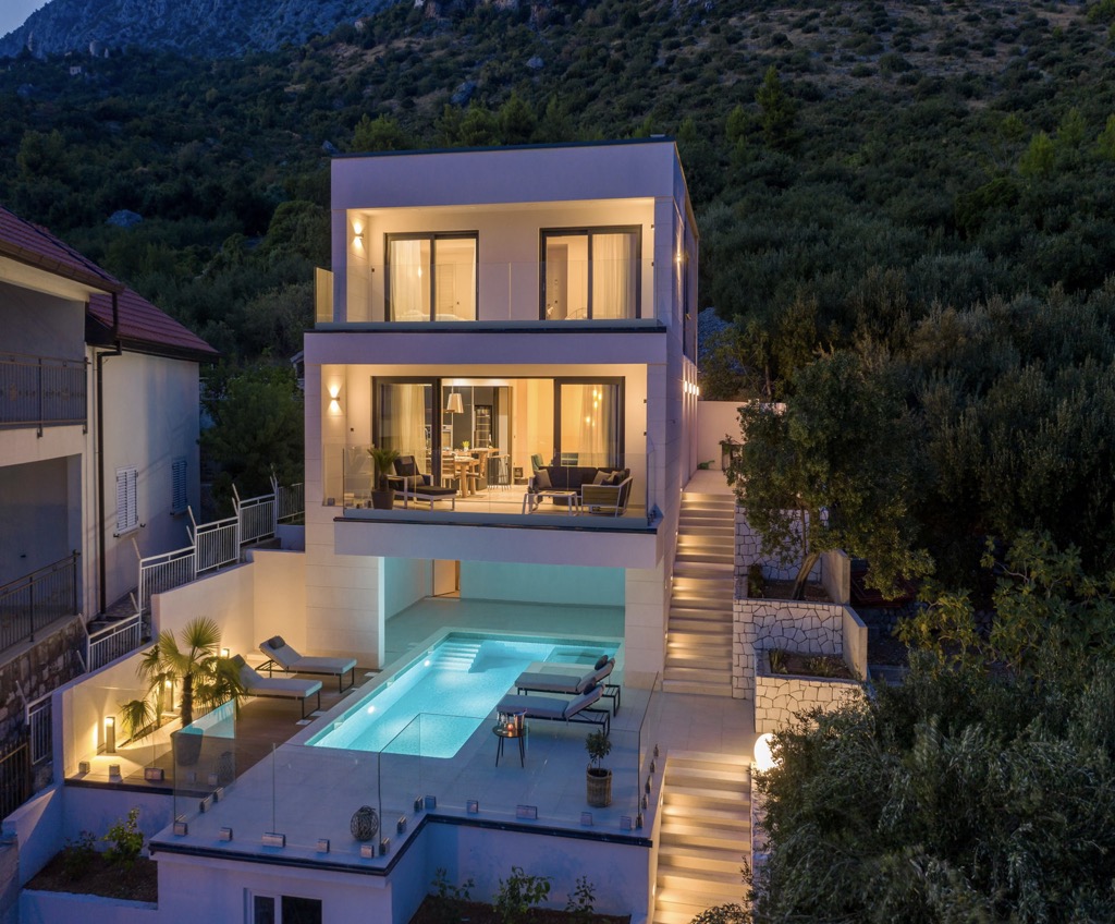 Descubra a requintada villa à beira-mar em Makarska Riviera: um oásis paradisíaco de luxo
